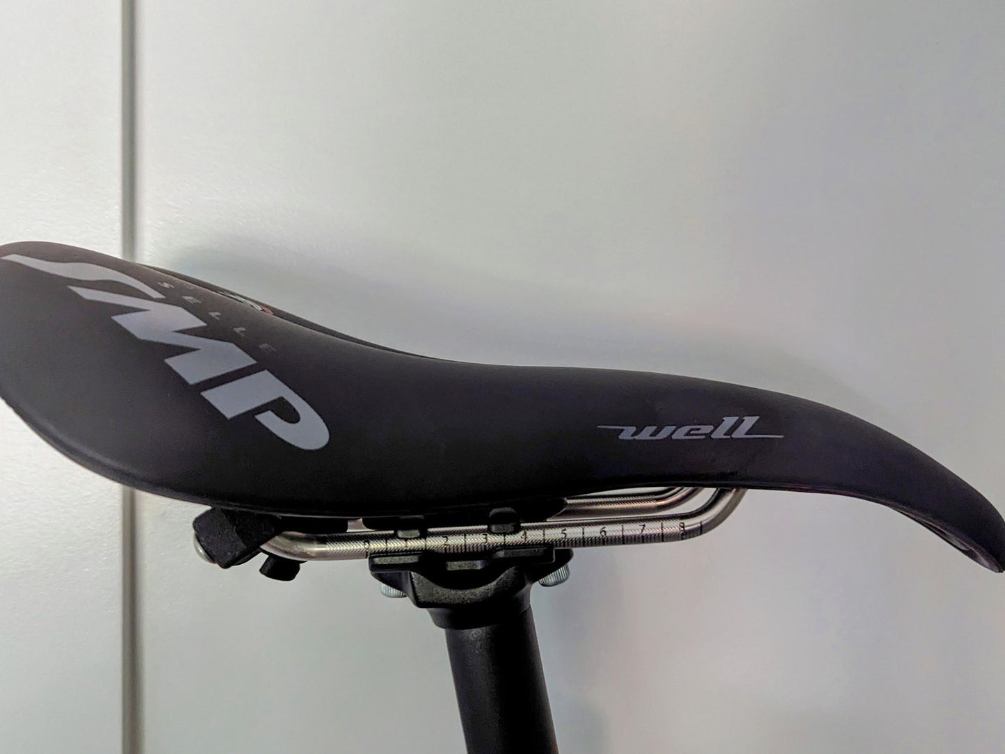 Under Saddle AirTag + Light Mount (Varia, Magene / Magicshine) |